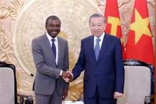 El secretario general del Partido Comunista de Vietnam, To Lam, recibe a Lazare Eloundou Assomo, director del Centro del Patrimonio Mundial de la Unesco (Foto: VNA)