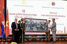 Representantes de los veteranos vietnamitas entregan un cuadro al cónsul general de Camboya en Ciudad Ho Chi Minh. (Foto: VNA)