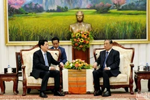 El presidente de Vietnam, Luong Cuong (izquierda), se reúne con el exsecretario general del Partido Popular Revolucionario de Laos Choummaly Sayasone (Foto: VNA)