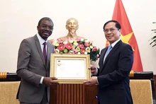 El viceprimer ministro y canciller de Vietnam, Bui Thanh Son, entregó a Lazare Eloundou Assomo, director del Centro del Patrimonio Mundial de la UNESCO la medalla conmemorativa "Por la Causa de la Diplomacia Vietnamita", en reconocimiento a sus destacadas contribuciones a la preservación y promoción del patrimonio vietnamita y a la cooperación bilateral. (Fuente: VNA) 