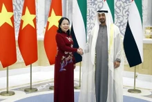 El presidente Sheikh Mohamed bin Zayed Al Nahyan recibe a la vicepresidenta vietnamita Vo Thi Anh Xuan (Foto: VNA )
