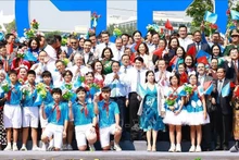 El premier Pham Minh Chinh y delegados participantes en el Festival Cultural por la Paz. (Fuente: VNA)
