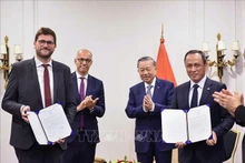 El secretario general del Partido Comunista de Vietnam y el presidente del país, To Lam (segunda persona desde la derecha) presencia la entrega de los documentos de cooperación entre Safran y Vietjet. (Fuente: VNA)