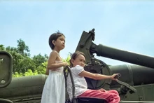 Prestigioso fotógrafo argentino con el libro ilustrado 'Memorias de Guerra'