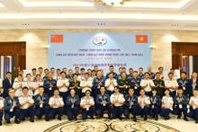 Los oficiales de Vietnam y China participan en el evento (Fuente: qdnd.vn)