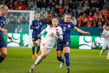 La delantera vietnamita Nguyen Thi Thanh Nha (camiseta blanca) en el partido.