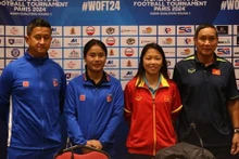 De derecha a izquierda en la foto, el entrenador de la selección femenina de fútbol de Vietnam, Mai Duc Chung, y la capitana Huynh Nhu y representantes del equipo de Nepal (Foto: VNA)