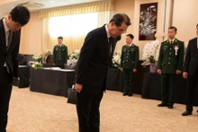 El embajador de China en Japón, Wu Jianghao, rinde homenaje al secretario general del PCV, Nguyen Phu Trong. 
