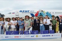 En la tarde del 17 de marzo de 2025, el vuelo número ZF2577 de la aerolínea Azu Air LLC aterrizó en el Aeropuerto Internacional de Cam Ranh, provincia de Khanh Hoa, con 231 turistas rusos. (Foto: VNA)