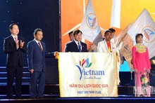 Binh Thuan entrega a la provincia norteña de Dien Bien la bandera del evento en el próximo año
