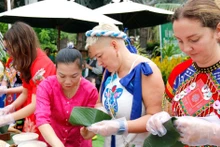 Turistas exploran tradiciones vietnamitas del Tet a través del festival de Banh chung. (Fuente: VNA)