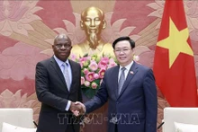 El presidente de la Asamblea Nacional (Parlamento) Vuong Dinh Hue, recibió al director general de la Organización Internacional de Trabajo, Gilbert F. Houngbo (Fuente: VNA)