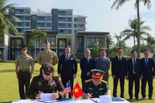 En la 169 ceremonia de firma de documento sobre la repatriación de militares estadounidenses. (Fuente: Cancillería/VNA)