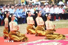 Programa de presentaciones artísticas para dar la bienvenida a la ceremonia de apertura de la serie de eventos Angkor Sangkranta 2025. (Fuente: VNA)