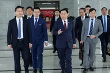El presidente de la Asamblea Nacional de Vietnam, Vuong Dinh Hue, visita la Zona de Libre Comercio de Shanghái. (Fuente: VNA)