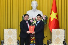 Presidente de Vietnam se reúne con titular de la Oficina Presidencial de Mongolia