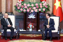 El presidente de Vietnam, Vo Van Thuong (derecha), dialoga con el miembro del Buró Político y secretario de Organización del Comité Central del PCC, Roberto Morales Ojeda. (Fotografía: VNA)