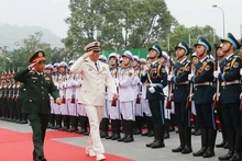 El ministro de Defensa de Vietnam, Phan Van Giang, y su homólogo chino, Dong Jun, pasan revista a la guardia de honor. (Fuente: VNA)