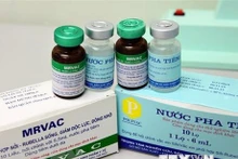 La vacuna combinada contra el sarampión y la rubéola fabricada en Vietnam se probó clínicamente y se evaluó como segura y eficaz para los usuarios en el Programa Ampliado de Inmunización, proporcionando vacunas gratuitas para niños desde 2017. (Foto de VNA)