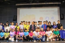 Campistas en la ceremonia de clausura del noveno Campamento de Verano para estudiantes vietnamitas en Europa (Foto: VNA)