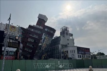 Un edificio se inclinó después de un terremoto en Hualien, Taiwán (China), el 4 de abril de 2024. (Foto: Xinhua/VNA)