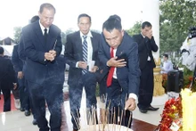 Dirigentes del distrito de Thoulakhom ofrecen incienso en la reliquia de la alianza de combate Lao-Vietnam, en la aldea de Keun, distrito de Thoulakhom, provincia de Vientiane. (Foto: VNA)