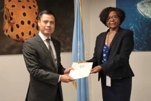 El embajador Dang Hoang Giang, jefe de la misión permanente de Vietnam ante las Naciones Unidas, entrega la Presentación de la plataforma continental extendida de Vietnam a representante de la CLCS. (Fuente: VNA)