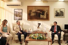 El miembro del Buró Político y jefe de la Comisión de Asuntos Internos del Comité Central del Partido Comunista de Vietnam (PCV), Phan Dinh Trac, con el secretario general del Partido Comunista de Grecia, Dmitris Koutsoumpas (Fuente:VNA)