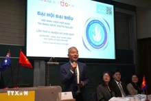 El cónsul general de Vietnam en Nueva Gales del Sur, Nguyen Thanh Tung, interviene en la cita.
