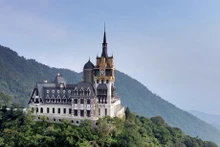El castillo en la cima de la montaña en la zona turística de Tam Dao. (Fotografía: VNA) 
