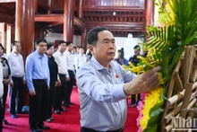 El presidente de la Asamblea Nacional de Vietnam, Tran Thanh Man, coloca una ofrenda floral en altar dedicado al Presidente Ho Chi Minh en el Cementerio Internacional de Mártires de Vietnam-Laos. (Foto: Duy Linh)