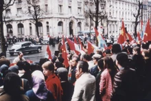 Las calles cercanas del Centro Internacional de Convenciones de Kléber llenaron de personas ondeando banderas para dar la bienvenida a las dos delegaciones negociadoras de Vietnam. (Fotografía: Le Xuan Tan)