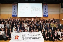 Estudiantes vietnamitas y representantes de empresas japonesas en una foto grupal en la feria de empleo de Tokio el 19 de abril. (Foto: VNA) 