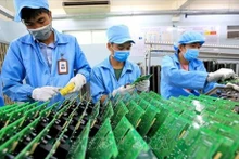 La línea de producción de medidores electrónicos en una empresa vietnamita cumple con los estándares. (Fuente:VNA)