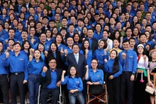 El primer ministro de Vietnam, Pham Minh Chinh, y jóvenes en el evento (Foto: VNA)