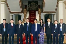 El presidente del Comité Popular de Ciudad Ho Chi Minh, Phan Van Mai, (quinta persona desde la izquierda) los delegados de Laos y Camboya (Fuente: VNA)