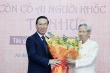 El presidente de Vietnam, Vo Van Thuong, felicita al escritor Vo Ba Cuong. (Foto: VNA)