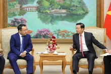 El viceprimer ministro de Vietnam Tran Hong Ha (derecho) recibe al director ejecutivo del grupo chino Geely Auto, Gan Jiayue. (Fuente: VNA)