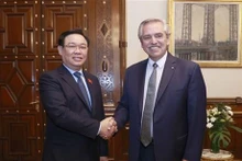 El presidente de la Asamblea Nacional, Vuong Dinh Hue (izquierda), y el presidente de Argentina, Alberto Ángel Fernández (Foto: VNA)