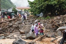 Casas y obras infraestructurales en el distrito de Mu Cang Chai resultan dañadas y destruidas después de una inundación repentina (Foto: VNA)
