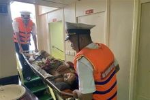 Llevan a pescador accidentado en el mar de regreso a Truong Sa de manera oportuna