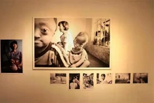 La exposición fotográfica de Roland Schmid sobre las víctimas de la dioxina/AN en Zúrich, Suiza (Foto: VNA)