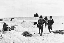 Fuerzas especiales navales del 126 Regimiento realizan un ataque para liberar la isla de Son Ca, en el archipiélago de Truong Sa, el 25 de abril de 1975. (Foto: VNA)