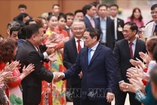 El primer ministro Pham Minh Chinh se reúne con vietnamitas en el extranjero que asisten al programa "Primavera en tierra natal". (Fotografía: VNA)