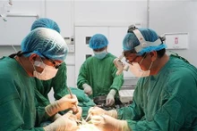 El equipo médico realizó un trasplante de riñón en el Hospital Cho Ray. (Foto: VNA)