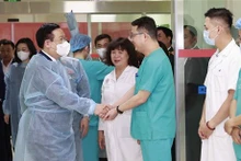 El presidente de la Asamblea Nacional, Vuong Dinh Hue, se reúne con el personal del Hospital Central Militar 108 (Foto: VNA)