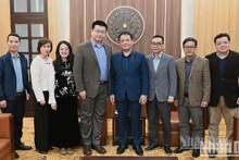 Dirigentes y reporteros del periódico Nhan Dan y la delegación de Xinhua. 
