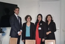 La profesora asociada y doctora Tran Thi Giang Huong, (segunda desde la derecha) y las autoridades francesas. (Fuente: VNA)