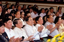 El presidente de la Asamblea Nacional Tran Thanh Man y los delegados asisten al programa artístico. (Fuente: VNA)