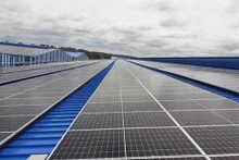 Los paneles solares en el tejado de una empresa en la provincia de Binh Duong. (Foto: VNA)